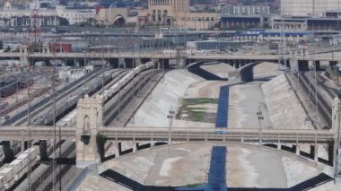 Los Angeles nehri üzerinde güneşli güzel bir gün. Üzerinde köprüler olan beton nehir. Los Angeles yakınlarındaki sinemada.. 