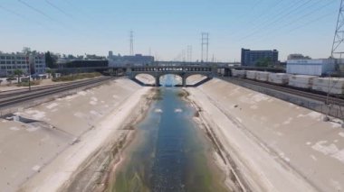 Los Angeles nehri üzerinde güneşli güzel bir gün. Üzerinde köprüler olan beton nehir. Los Angeles yakınlarındaki sinemada.. 