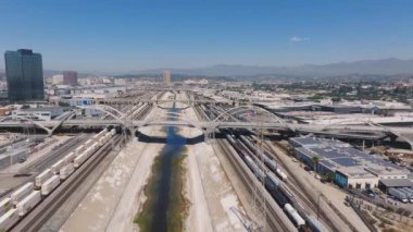 Los Angeles nehri üzerinde güneşli güzel bir gün. Üzerinde köprüler olan beton nehir. Los Angeles yakınlarındaki sinemada.. 