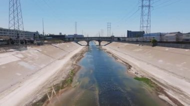 Los Angeles nehri üzerinde güneşli güzel bir gün. Üzerinde köprüler olan beton nehir. Los Angeles yakınlarındaki sinemada.. 