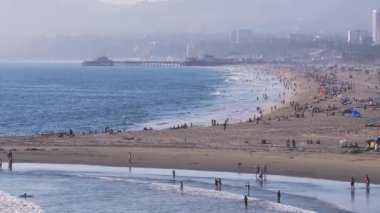 Los Angeles California, ABD 'deki Venedik plajının havadan görüntüsü. Venedik sahilinde güzel bir yaz zamanı. İnsanlar güzel havanın, kumsalın ve okyanusun tadını çıkarıyor..