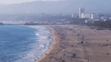 Los Angeles California, ABD 'deki Venedik plajının havadan görüntüsü. Venedik sahilinde güzel bir yaz zamanı. İnsanlar güzel havanın, kumsalın ve okyanusun tadını çıkarıyor..