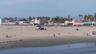 Los Angeles California, ABD 'deki Venedik plajının havadan görüntüsü. Venedik sahilinde güzel bir yaz zamanı. İnsanlar güzel havanın, kumsalın ve okyanusun tadını çıkarıyor..