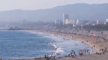 Los Angeles California, ABD 'deki Venedik plajının havadan görüntüsü. Venedik sahilinde güzel bir yaz zamanı. İnsanlar güzel havanın, kumsalın ve okyanusun tadını çıkarıyor..