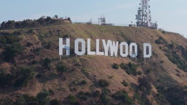 Hollywood tabelasının havadan görünüşü - Hollywood 'a tepeden bakan bir Amerikan simgesi ve kültürel simgesi. Aslında Hollywood kara tabelası, Mount Lee 'de yer almaktadır..