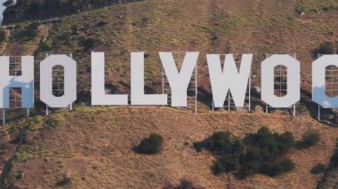 Hollywood tabelasının havadan görünüşü - Hollywood 'a tepeden bakan bir Amerikan simgesi ve kültürel simgesi. Aslında Hollywood kara tabelası, Mount Lee 'de yer almaktadır..