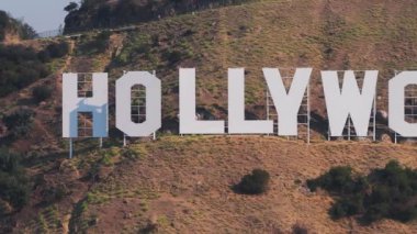 Hollywood tabelasının havadan görünüşü - Hollywood 'a tepeden bakan bir Amerikan simgesi ve kültürel simgesi. Aslında Hollywood kara tabelası, Mount Lee 'de yer almaktadır..