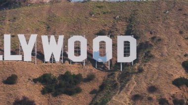 Hollywood tabelasının havadan görünüşü - Hollywood 'a tepeden bakan bir Amerikan simgesi ve kültürel simgesi. Aslında Hollywood kara tabelası, Mount Lee 'de yer almaktadır..