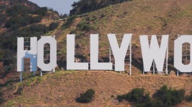 Hollywood tabelasının havadan görünüşü - Hollywood 'a tepeden bakan bir Amerikan simgesi ve kültürel simgesi. Aslında Hollywood kara tabelası, Mount Lee 'de yer almaktadır..