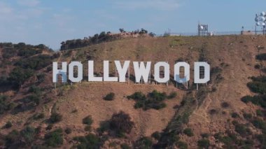 Hollywood tabelasının havadan görünüşü - Hollywood 'a tepeden bakan bir Amerikan simgesi ve kültürel simgesi. Aslında Hollywood kara tabelası, Mount Lee 'de yer almaktadır..