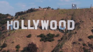 Hollywood tabelasının havadan görünüşü - Hollywood 'a tepeden bakan bir Amerikan simgesi ve kültürel simgesi. Aslında Hollywood kara tabelası, Mount Lee 'de yer almaktadır..