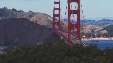 San Francisco 'daki Golden Gate Köprüsü' nün havadan görüntüsü. Körfezi manzaralı su ve şehir manzarası ile kaplayan ikonik altın kapı köprüsü, San Francisco, ABD.