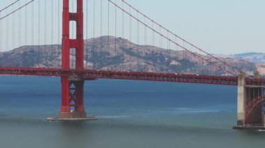 San Francisco 'daki Golden Gate Köprüsü' nün havadan görüntüsü. Körfezi manzaralı su ve şehir manzarası ile kaplayan ikonik altın kapı köprüsü, San Francisco, ABD.