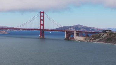 San Francisco 'daki Golden Gate Köprüsü' nün havadan görüntüsü. Körfezi manzaralı su ve şehir manzarası ile kaplayan ikonik altın kapı köprüsü, San Francisco, ABD.