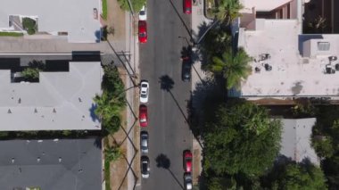 Beverly Hills yolunun havadan görünüşü Los Angeles, Kaliforniya 'da yüksek ve görkemli palmiye ağaçları ile çevrilidir.. 