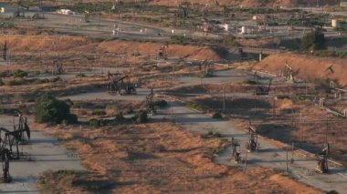 Kaliforniya 'nın en büyük petrol kuyusu olan Midway-Sunset şist petrol sahalarının havadan görünüşü. Bir pompa bir petrol sahasında çalışır. Petrol pompası petrol endüstrisi için enerji teçhizatı.