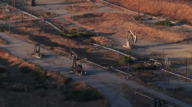 Kaliforniya 'nın en büyük petrol kuyusu olan Midway-Sunset şist petrol sahalarının havadan görünüşü. Bir pompa bir petrol sahasında çalışır. Petrol pompası petrol endüstrisi için enerji teçhizatı.