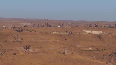 Kaliforniya 'nın en büyük petrol kuyusu olan Midway-Sunset şist petrol sahalarının havadan görünüşü. Bir pompa bir petrol sahasında çalışır. Petrol pompası petrol endüstrisi için enerji teçhizatı.