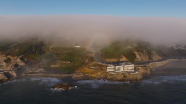 Pasifik Okyanusu 'nun bulutların üzerindeki kıyı şeridinin havadan görüntüsü. San Francisco 'da denizin karayla buluştuğu yer. Great Highway Ocean Beach San Francisco California