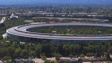 Ana Apple ofis binasının havadan görüntüsü - Kaliforniya, ABD 'de bir uzay gemisi. Silikon Vadisi 'nde yeni Apple park ofisleri