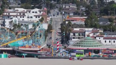 Kaliforniya Santa Cruz sahil kasabasındaki eğlence parkının hava manzarası, ABD.
