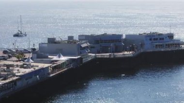 Kaliforniya, ABD 'deki Santa Cruz rıhtımının havadan görüntüsü. San Francisco yakınlarında deniz aslanları olan güzel bir sahil kasabası..