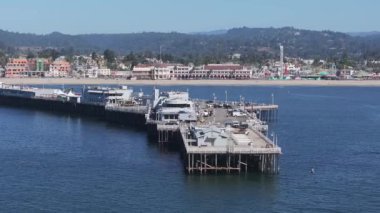 Kaliforniya, ABD 'deki Santa Cruz rıhtımının havadan görüntüsü. San Francisco yakınlarında deniz aslanları olan güzel bir sahil kasabası..