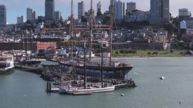 Kaliforniya, San Francisco 'daki Skyline şehri. Günbatımından sonra şehir silueti manzarası, şehir ışıkları, Bay Bridge ve karayolu şehre gidiyor, California, ABD