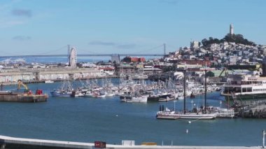 Kaliforniya, San Francisco 'daki Skyline şehri. Günbatımından sonra şehir silueti manzarası, şehir ışıkları, Bay Bridge ve karayolu şehre gidiyor, California, ABD