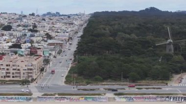 Bulutlu bir günde San Francisco Golden Gate Parkı 'ndan. Golden Gate parkı yakınlarındaki San Francisco banliyö bölgelerine yakın görüş.. 