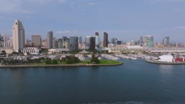 San Diego şehir merkezindeki gökdelenlerin ve finans merkezinin manzarası. Marriott Marina ve San Diego Körfezi Kongre Merkezi.