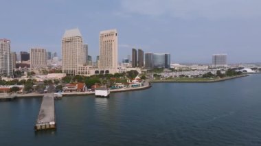 San Diego şehir merkezindeki gökdelenlerin ve finans merkezinin manzarası. Marriott Marina ve San Diego Körfezi Kongre Merkezi.