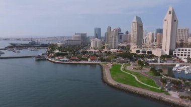 San Diego şehir merkezindeki gökdelenlerin ve finans merkezinin manzarası. Marriott Marina ve San Diego Körfezi Kongre Merkezi.
