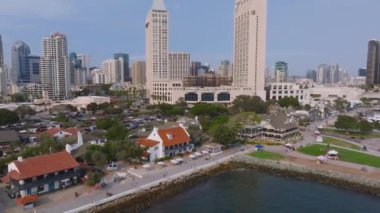 San Diego şehir merkezindeki gökdelenlerin ve finans merkezinin manzarası. Marriott Marina ve San Diego Körfezi Kongre Merkezi.