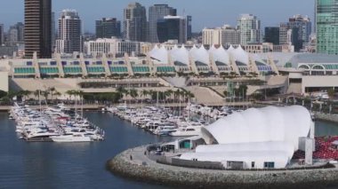 San Diego şehir merkezindeki gökdelenlerin ve finans merkezinin manzarası. Marriott Marina ve San Diego Körfezi Kongre Merkezi.