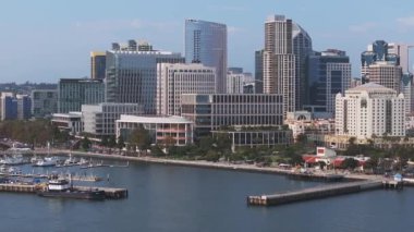 San Diego şehir merkezindeki gökdelenlerin ve finans merkezinin manzarası. Marriott Marina ve San Diego Körfezi Kongre Merkezi.