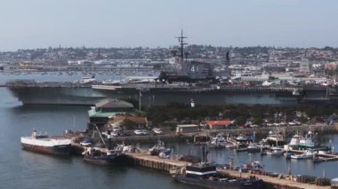 Kudretli USS Midway. Amerikan Donanması 'nın bir uçak gemisi. Sınıfının en iyi gemisi. 2. Dünya Savaşı 'nın bitiminden bir hafta sonra görevlendirilen gemi artık bir müze gemisi.