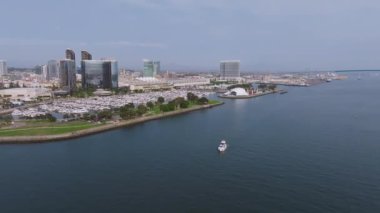 San Diego şehir merkezindeki gökdelenlerin ve finans merkezinin manzarası. Marriott Marina ve San Diego Körfezi Kongre Merkezi.