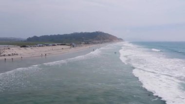 Güney Kaliforniya kıyısındaki güzel uçurumların hava manzarası, Torrey çam ağacı doğal rezervi. Torrey Pines State Reserve ve Plajı La Jolla, San Diego 'nun batı kıyısında.