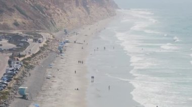 Güney Kaliforniya kıyısındaki güzel uçurumların hava manzarası, Torrey çam ağacı doğal rezervi. Torrey Pines State Reserve ve Plajı La Jolla, San Diego 'nun batı kıyısında.