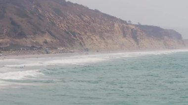 Güney Kaliforniya kıyısındaki güzel uçurumların hava manzarası, Torrey çam ağacı doğal rezervi. Torrey Pines State Reserve ve Plajı La Jolla, San Diego 'nun batı kıyısında.
