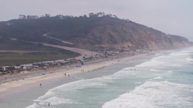 Güney Kaliforniya kıyısındaki güzel uçurumların hava manzarası, Torrey çam ağacı doğal rezervi. Torrey Pines State Reserve ve Plajı La Jolla, San Diego 'nun batı kıyısında.