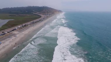Güney Kaliforniya kıyısındaki güzel uçurumların hava manzarası, Torrey çam ağacı doğal rezervi. Torrey Pines State Reserve ve Plajı La Jolla, San Diego 'nun batı kıyısında.