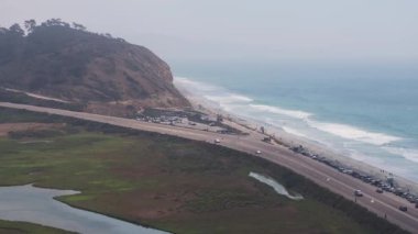 Güney Kaliforniya kıyısındaki güzel uçurumların hava manzarası, Torrey çam ağacı doğal rezervi. Torrey Pines State Reserve ve Plajı La Jolla, San Diego 'nun batı kıyısında.