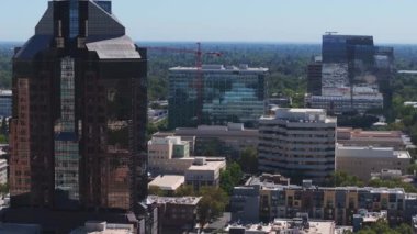 Sacramento, California, ABD şehir merkezinin öğleden sonra hava görüntüsü. Şehrin merkezindeki gökdelenler.