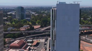 Sacramento, California, ABD şehir merkezinin öğleden sonra hava görüntüsü. Şehrin merkezindeki gökdelenler.
