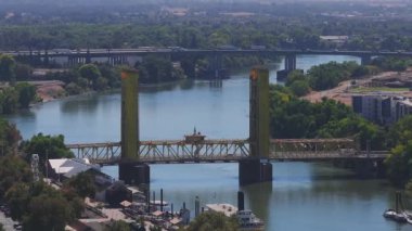 Güzel bir günde Sacramento, California 'daki Tower Bridge ve State Capitol Binası' nın hava manzarası. Sacramento 'nun güzel manzarası. 