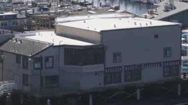 Kaliforniya 'daki Monterey şehrinin güzel hava manzarası rıhtıma yanaşmış birçok yatla birlikte..