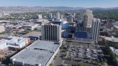 Nevada 'daki Reno şehrinin panoramik hava manzarası. Reno, Nevada şehir merkezi, oteller, kumarhaneler ve çevresindeki yüksek doğu Sierra etekleriyle.
