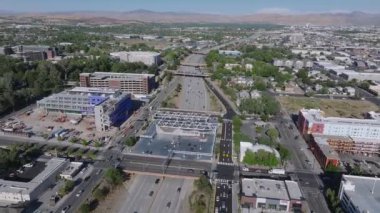 Nevada 'daki Reno şehrinin panoramik hava manzarası. Reno, Nevada şehir merkezi, oteller, kumarhaneler ve çevresindeki yüksek doğu Sierra etekleriyle.